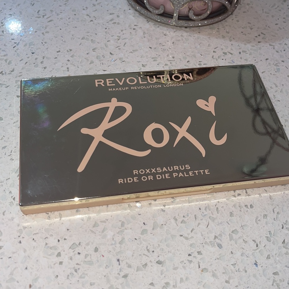 🥳SOLD🥳🛍REVOLUTION MAKEUP PALETTE🛍 - Picture 5 of 9